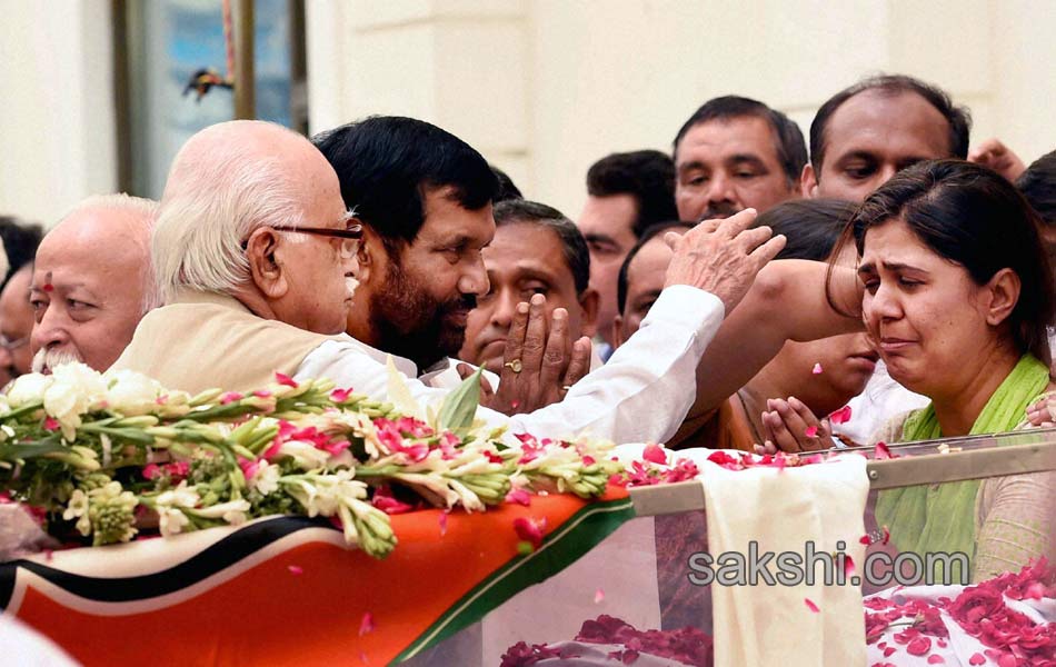 Ministers respects the mortal remains of Gopinath Munde13