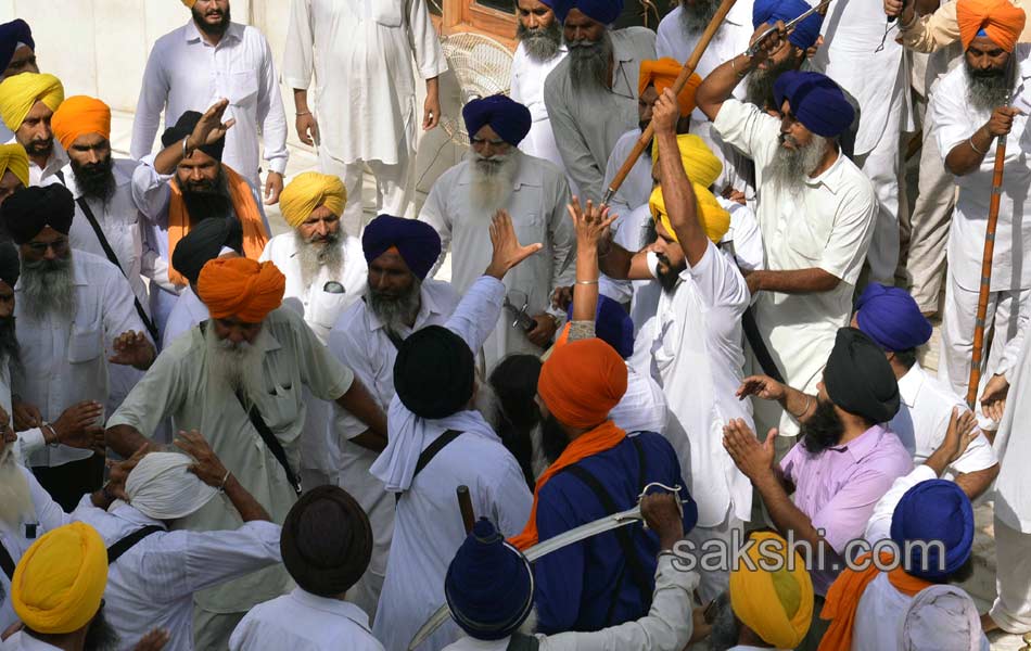 Sword fight at Golden temple1