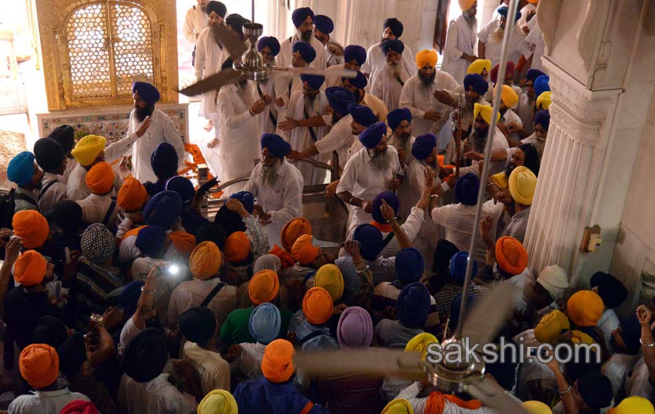 Sword fight at Golden temple2