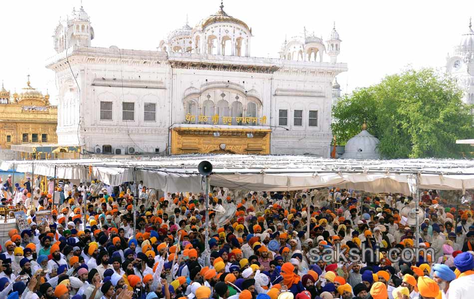 Sword fight at Golden temple5