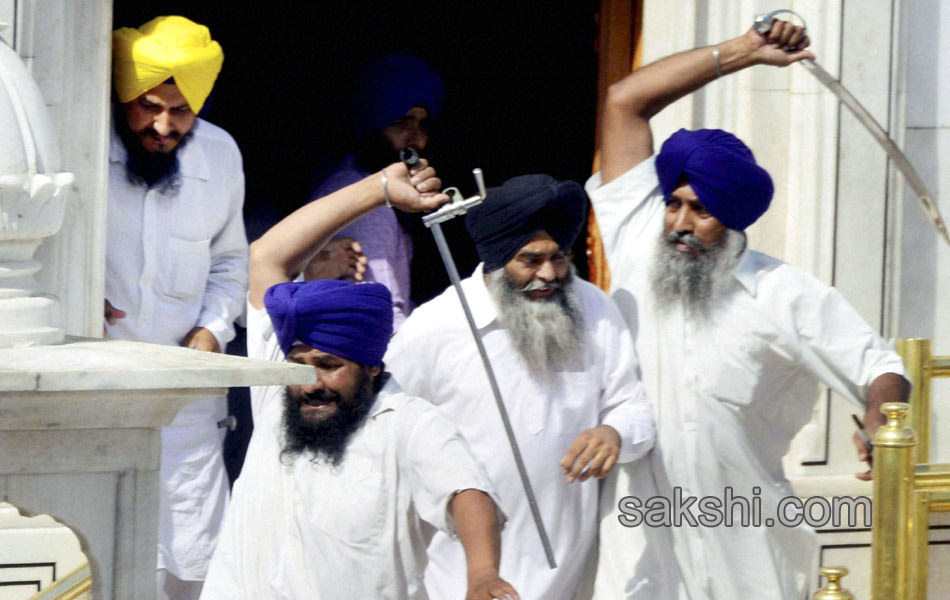 Sword fight at Golden temple8