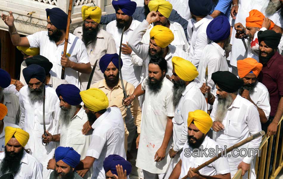 Sword fight at Golden temple12