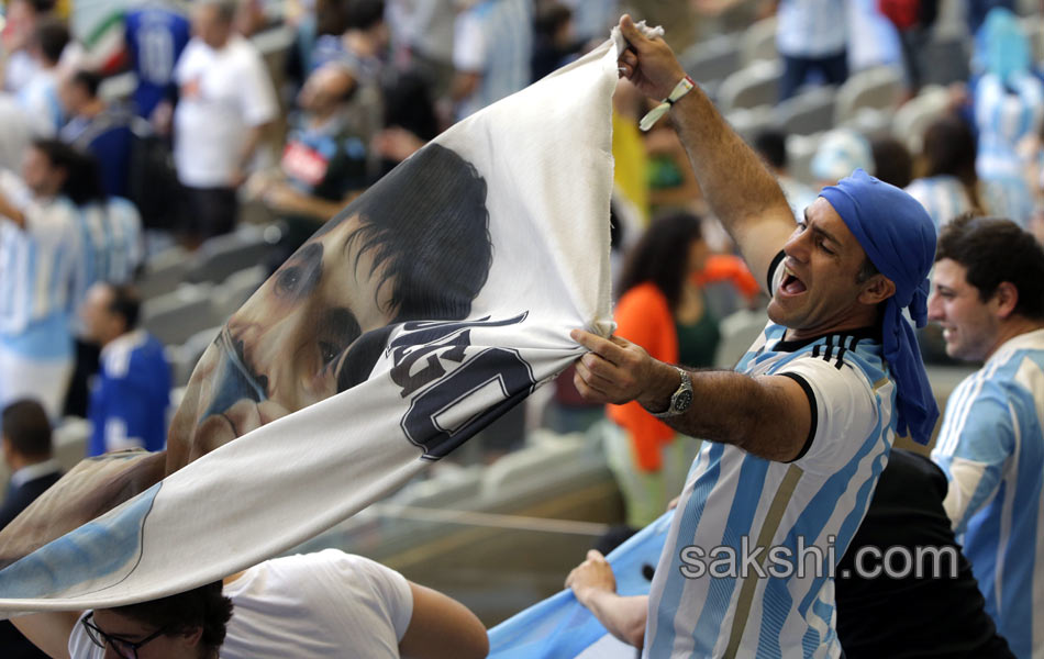messi gives victory to argentina over iraq - Sakshi17
