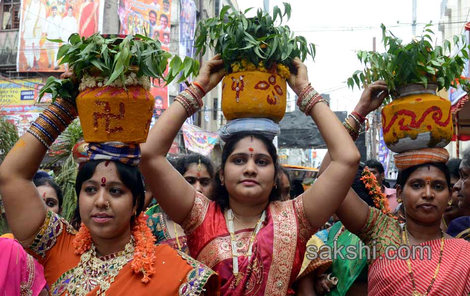 Temples come alive with Bonalu festivities - Sakshi1