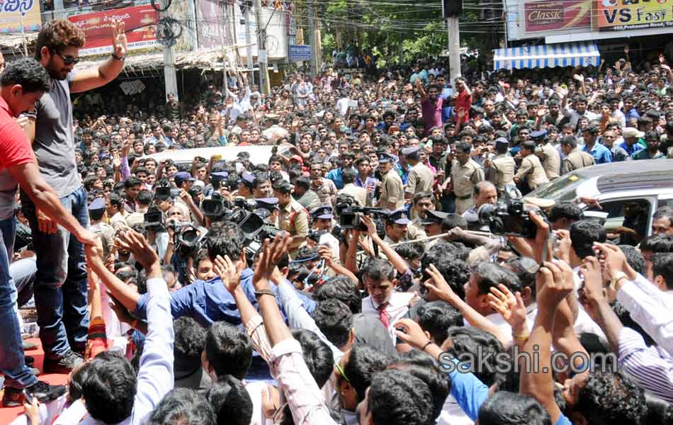 allu arjun inagurates joyalukkas at tirupathi5