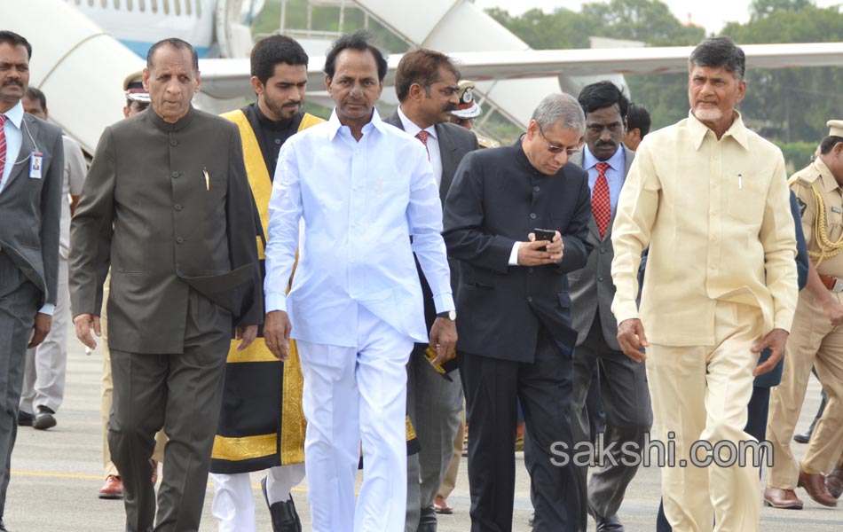 two chief ministers shake hands ahead of president tour - Sakshi4