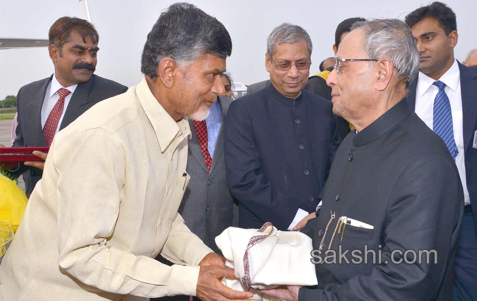 two chief ministers shake hands ahead of president tour - Sakshi6