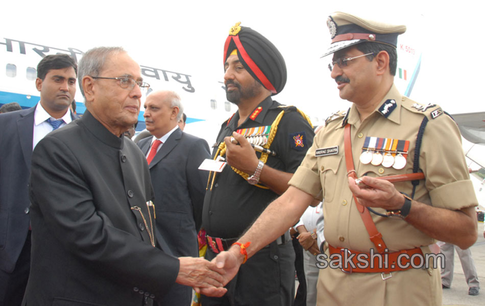 two chief ministers shake hands ahead of president tour - Sakshi20