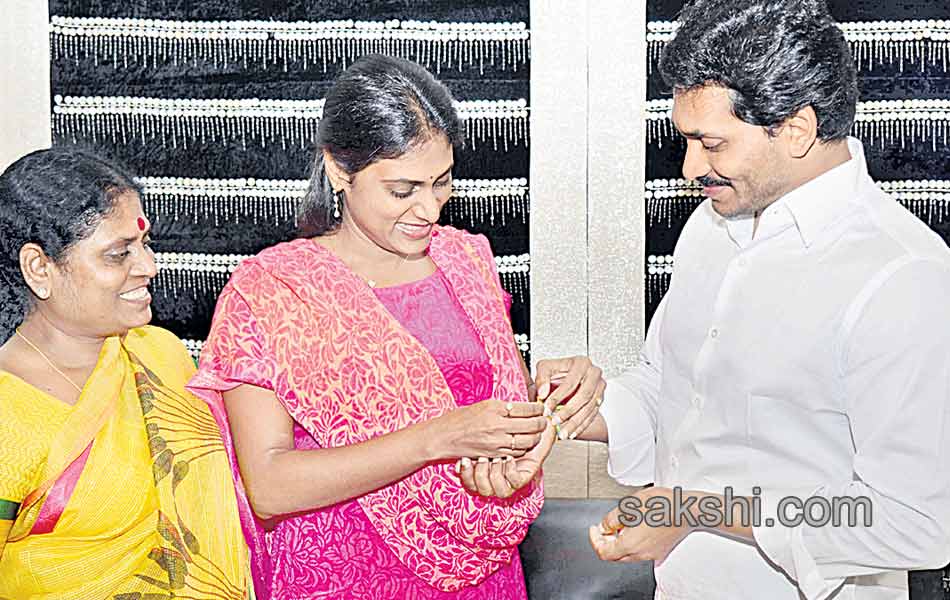 politicians to celebrate siblings women politicians raksha bandhan - Sakshi8