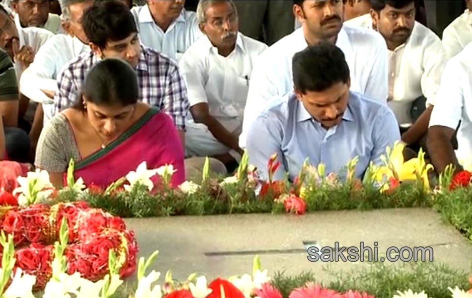 Tributes paid to YSR on fifth death anniversary - Sakshi5