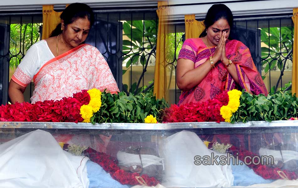 Prominent personalities pay tributes to Bapu4