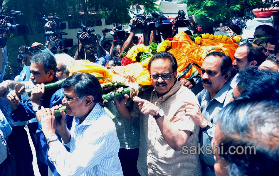 Film Director Bapu last rites - Sakshi3