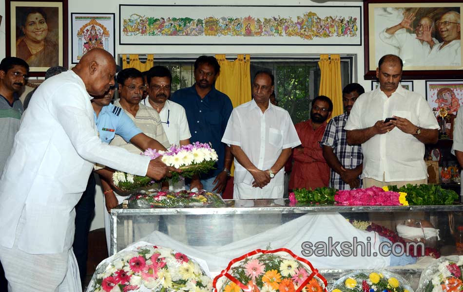 Film Director Bapu last rites - Sakshi4