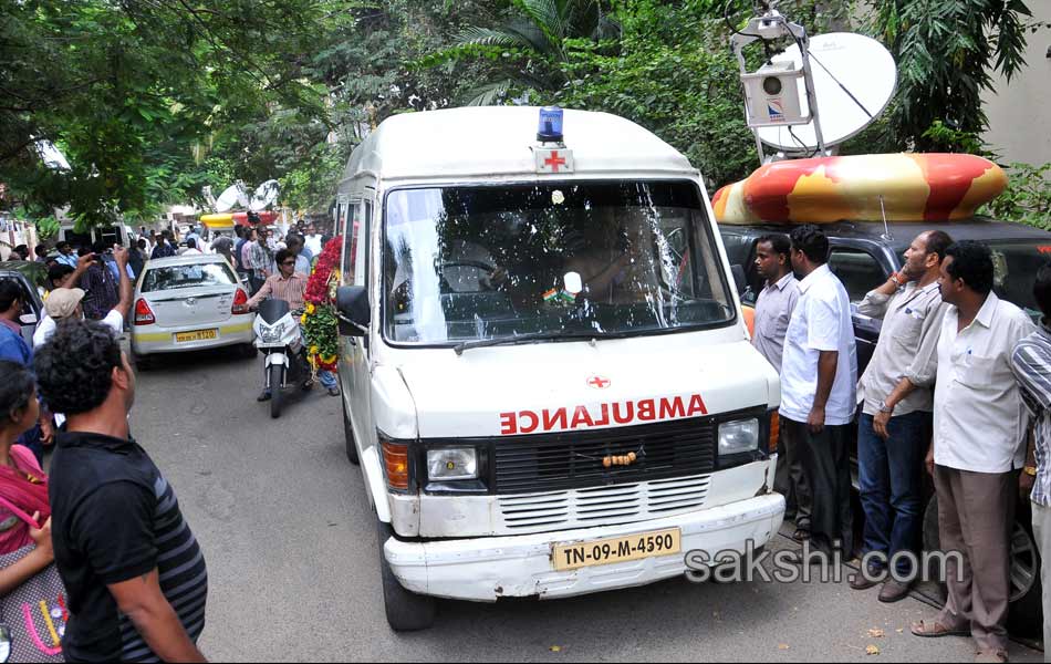 Film Director Bapu last rites - Sakshi5