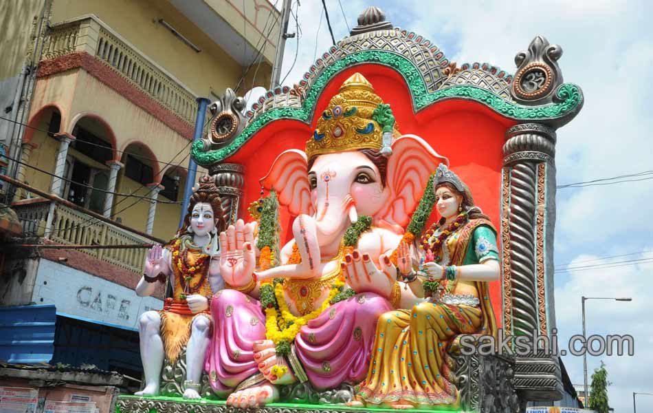 Lord Ganesh idols being immersed in Hussainsagar lake2