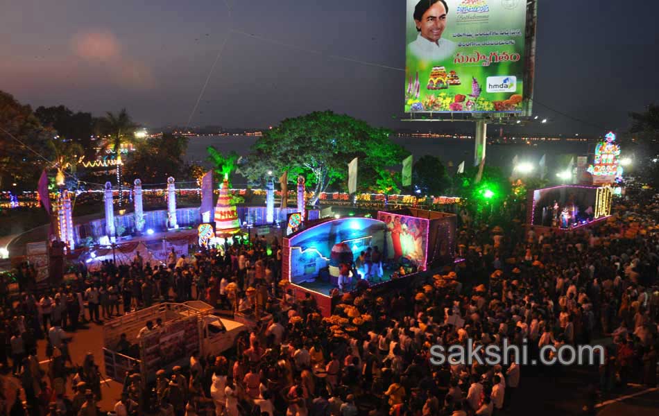 CM KCR  family in Bathukamma Celebrations at Tank Bund - Sakshi5