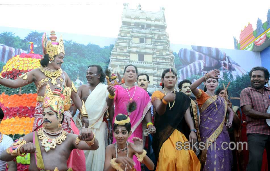 CM KCR  family in Bathukamma Celebrations at Tank Bund - Sakshi13