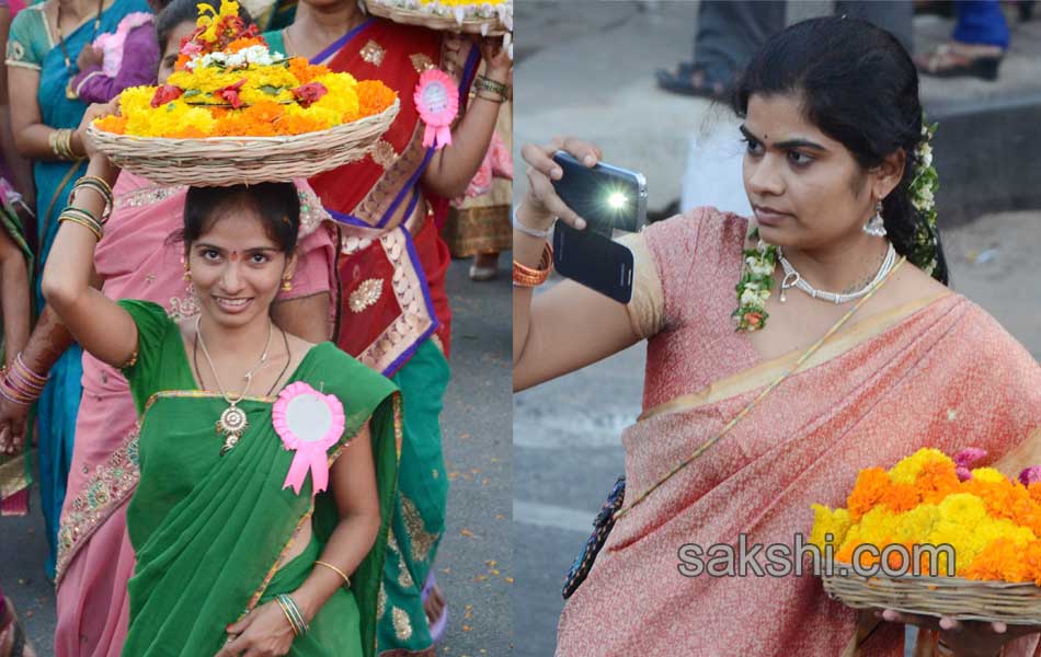 CM KCR  family in Bathukamma Celebrations at Tank Bund - Sakshi18