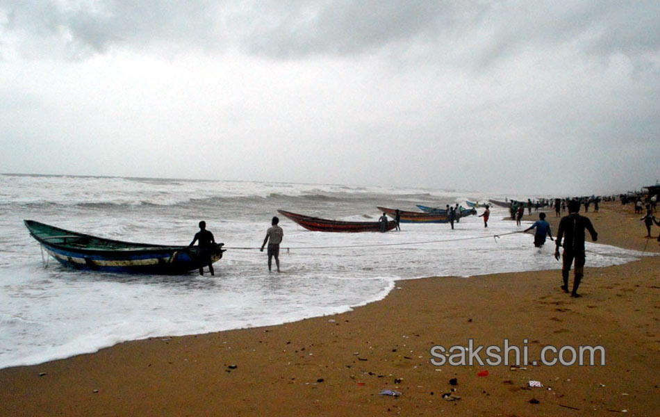 Cyclone Hudhud in Vizag - Sakshi19