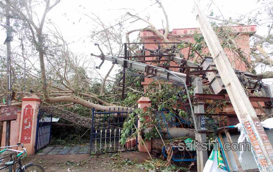 Cyclone Hudhud in Vizag - Sakshi24