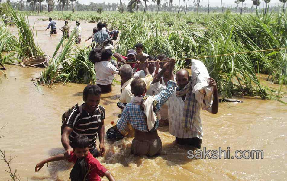 Normal life of North Andhra disturbed due to hudhud cyclone - Sakshi1