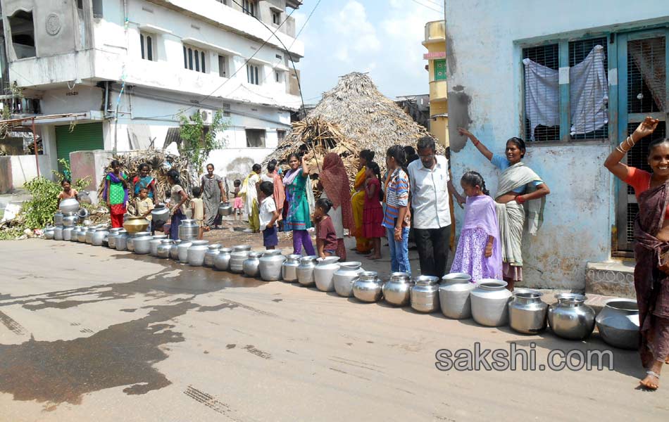 Normal life of North Andhra disturbed due to hudhud cyclone - Sakshi9