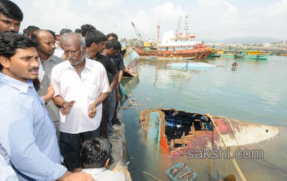 Y S Jagan Mohan Reddy to tour cyclone affected areas - Sakshi15