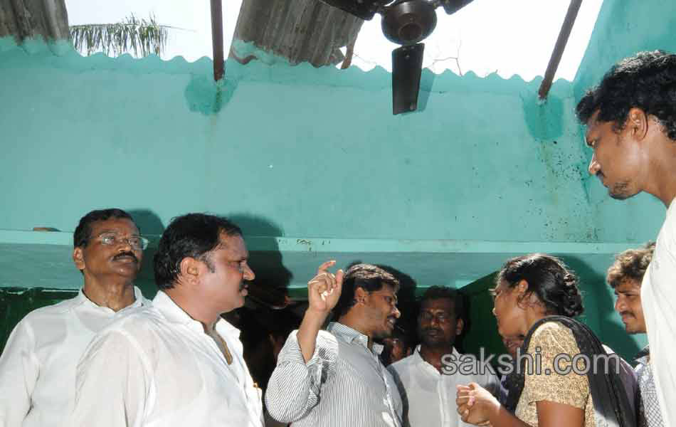 Y S jagan mohan reddy tour to cyclone affected - Sakshi4