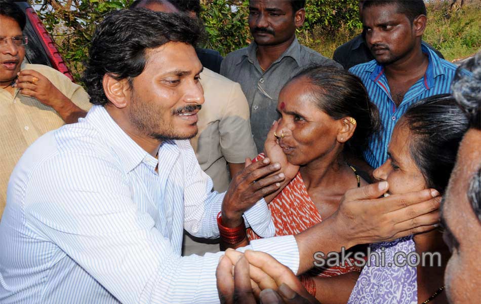 Ys Jagan mohan reddy consoles Hudhud victims over Vizianagaram Srikakulam areas - Sakshi1