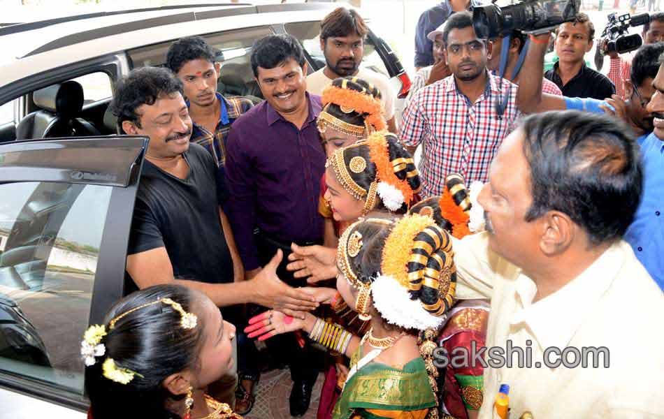 Ramgopal verma entered in karimnagar - Sakshi10