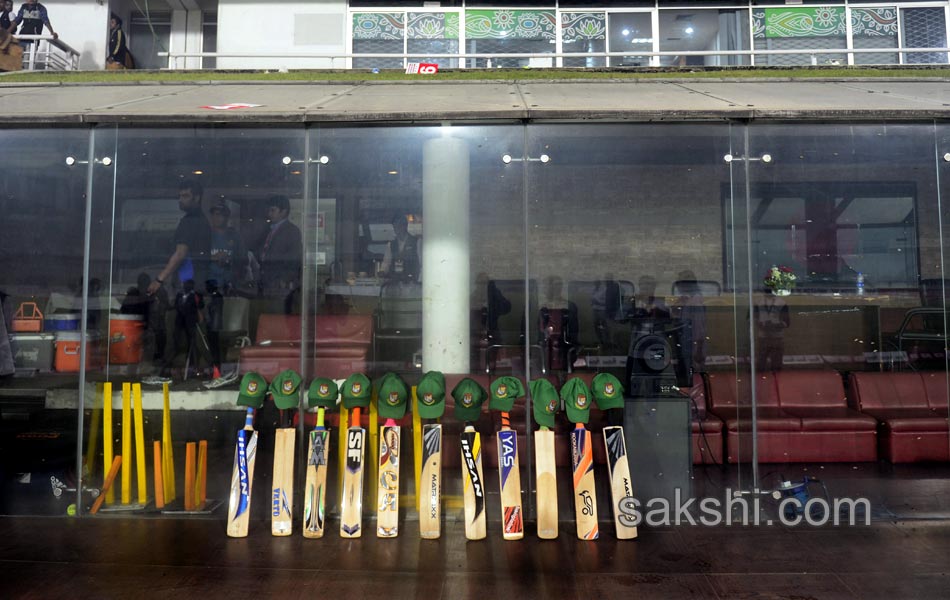 Fans and fellow athletes pay tribute to Phillip Hughes12