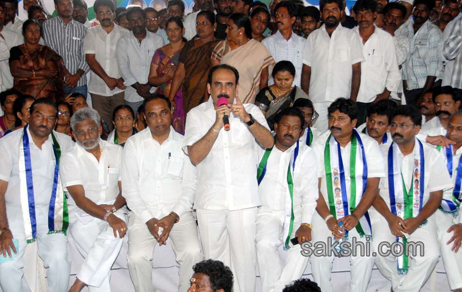 YSRCP men blocked all over AP from joining Maha Dharna - Sakshi21