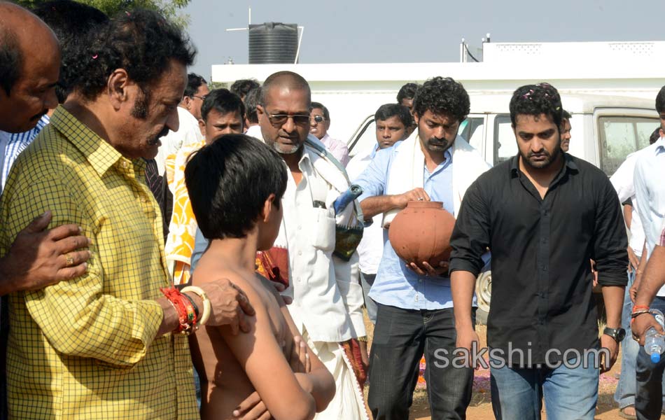 completion of nandamuri janakiram last rites - Sakshi4