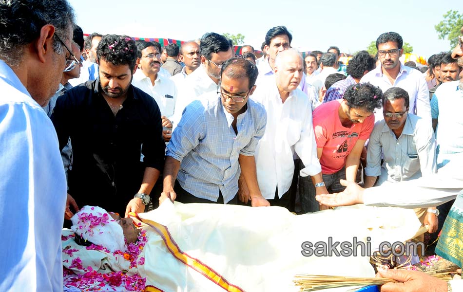 completion of nandamuri janakiram last rites - Sakshi9