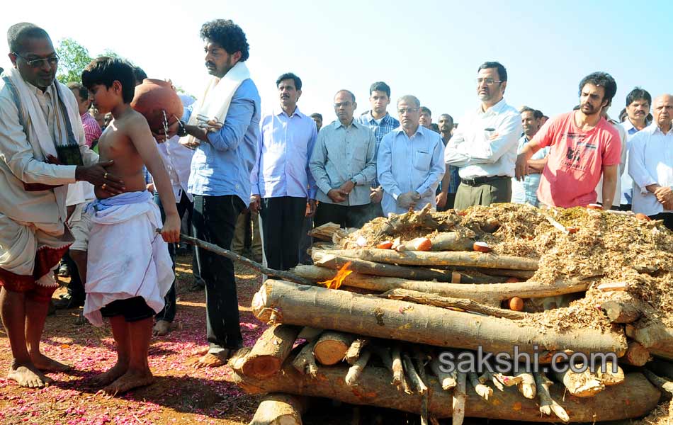 completion of nandamuri janakiram last rites - Sakshi11