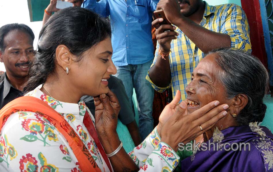 ys sharmila paramarsha yatra in chityala14