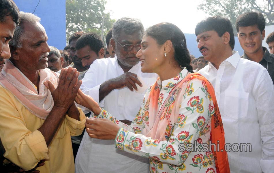 ys sharmila paramarsha yatra in chityala15