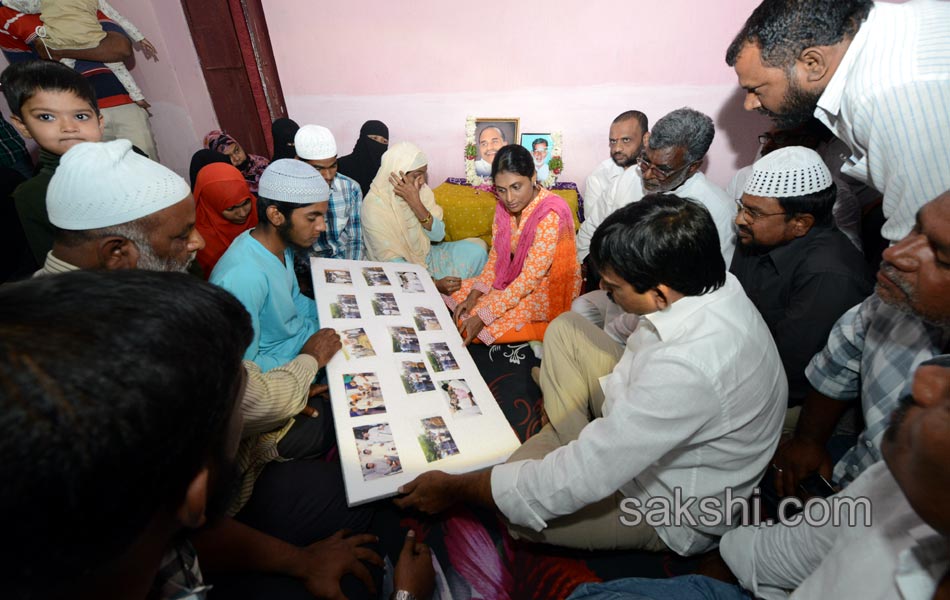 ys sharmila fourth day paramarsha yatra4