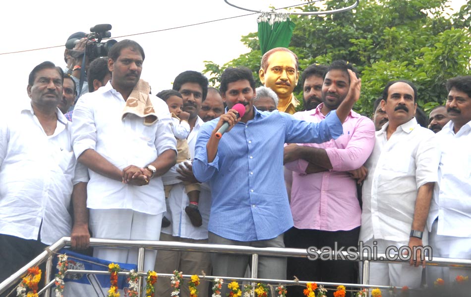 ys jagan mohan reddy unveiled gottipati narasaiah statue at yaddanapudi - Sakshi2