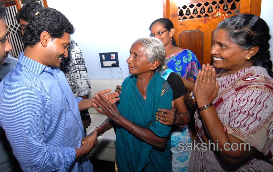 ys jagan mohan reddy unveiled gottipati narasaiah statue at yaddanapudi - Sakshi9