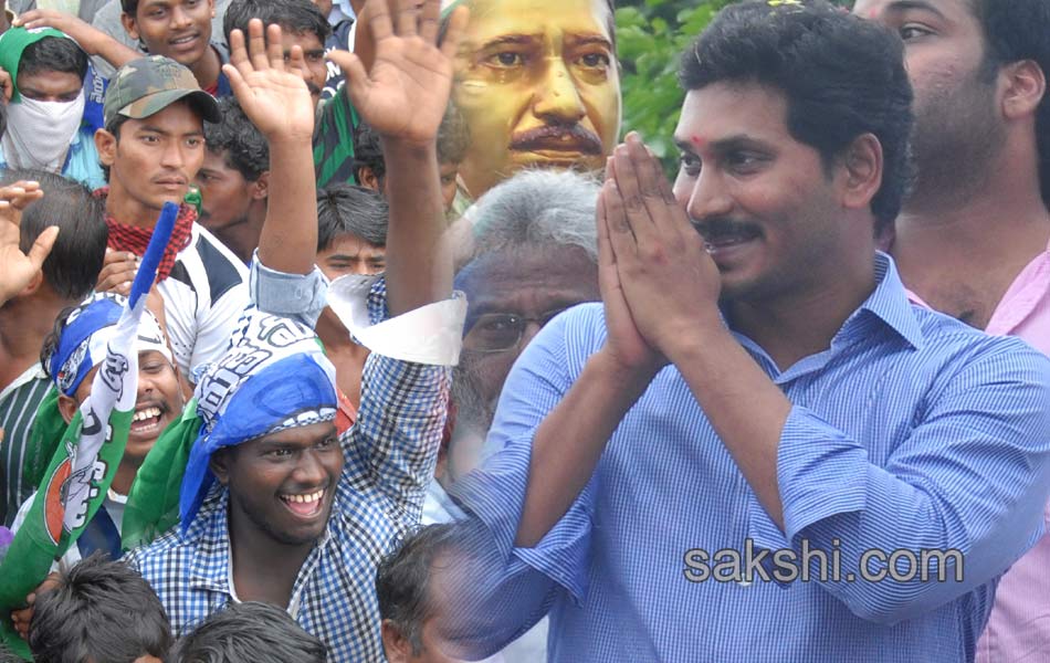 ys jagan mohan reddy unveiled gottipati narasaiah statue at yaddanapudi - Sakshi12