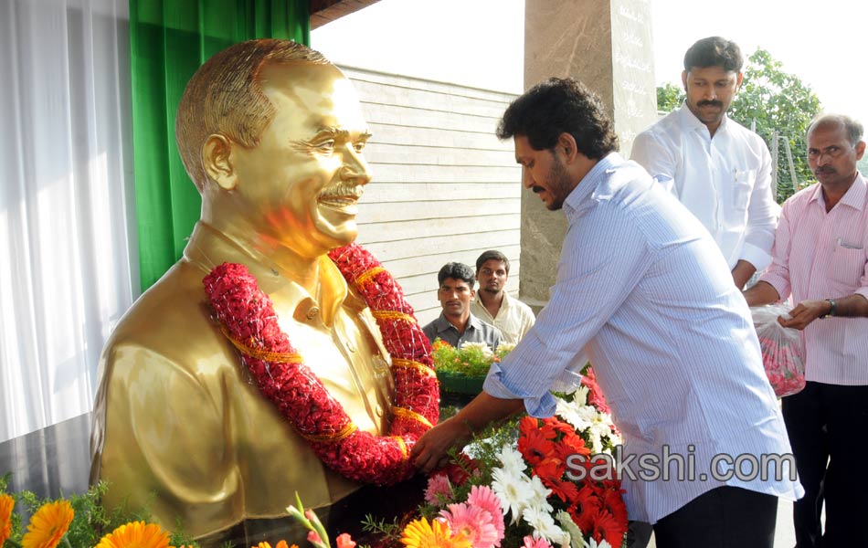 YS Jagan and family pays tribute to YSR at Idupulapaya - Sakshi1