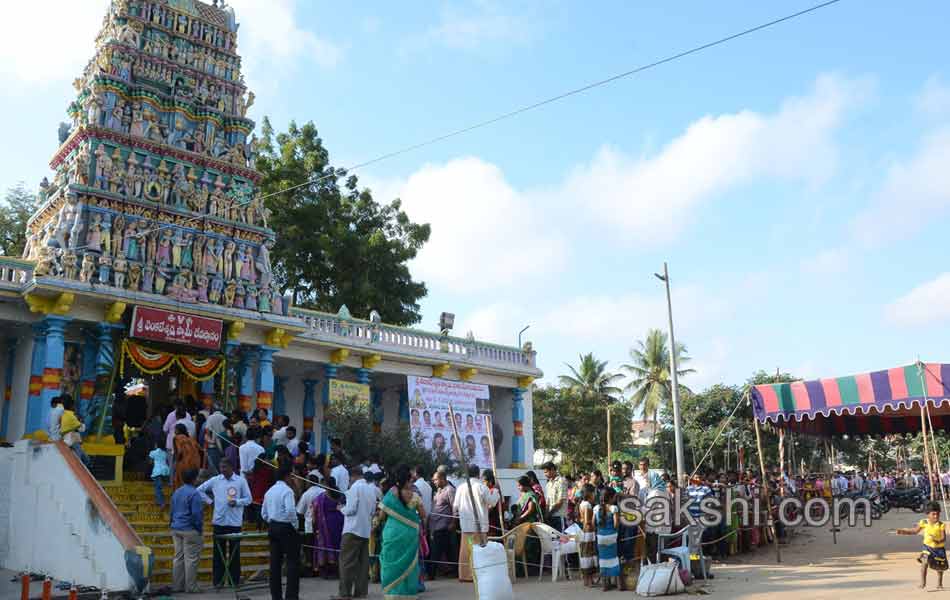 Heavy rush of pilgrims in temples on Vaikunta Ekadasi - Sakshi16