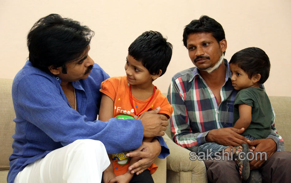 Pawan Kalyan meets his injured fan Srinivas - Sakshi7