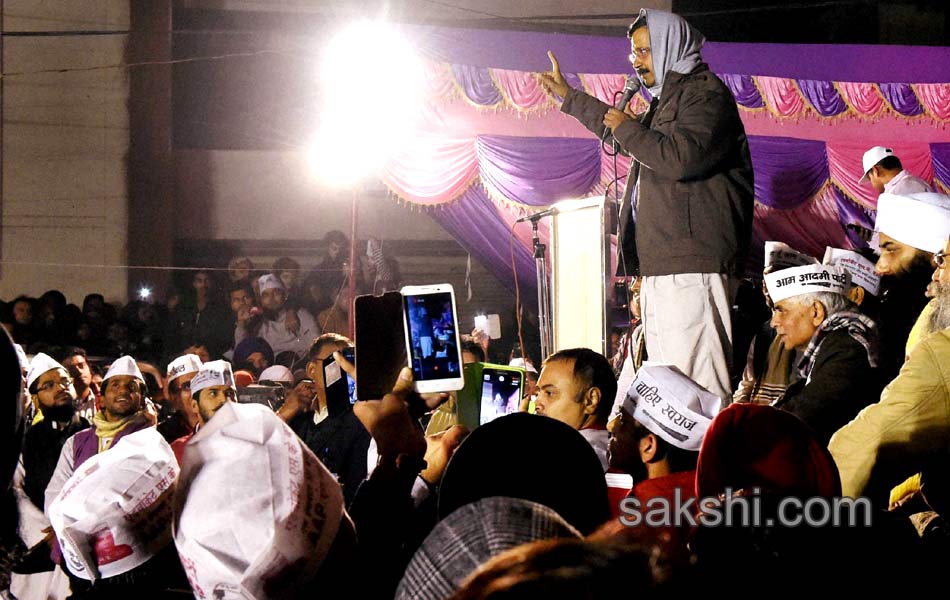 kiran bedi and kejriwal canvas in delhi7