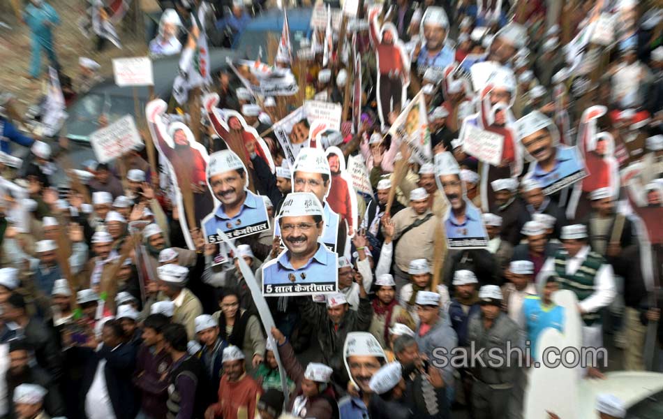 kiran bedi and kejriwal canvas in delhi10