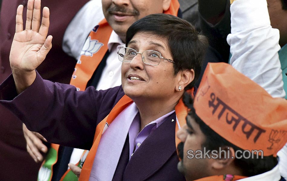 kiran bedi and kejriwal canvas in delhi9