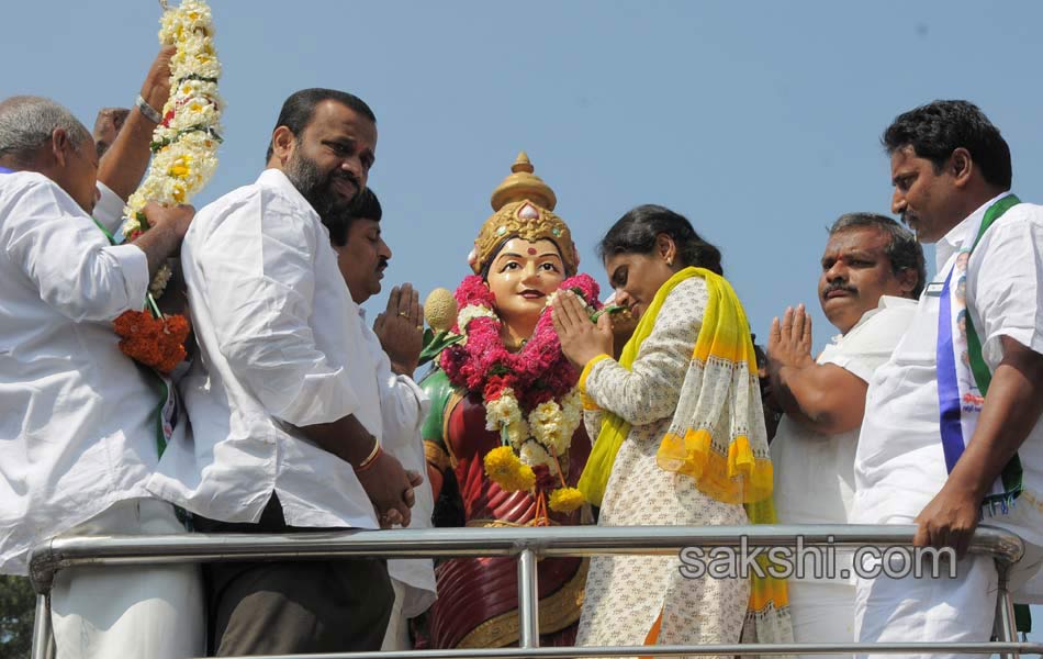 ys sharmila paramarsha yatra Fifth day7