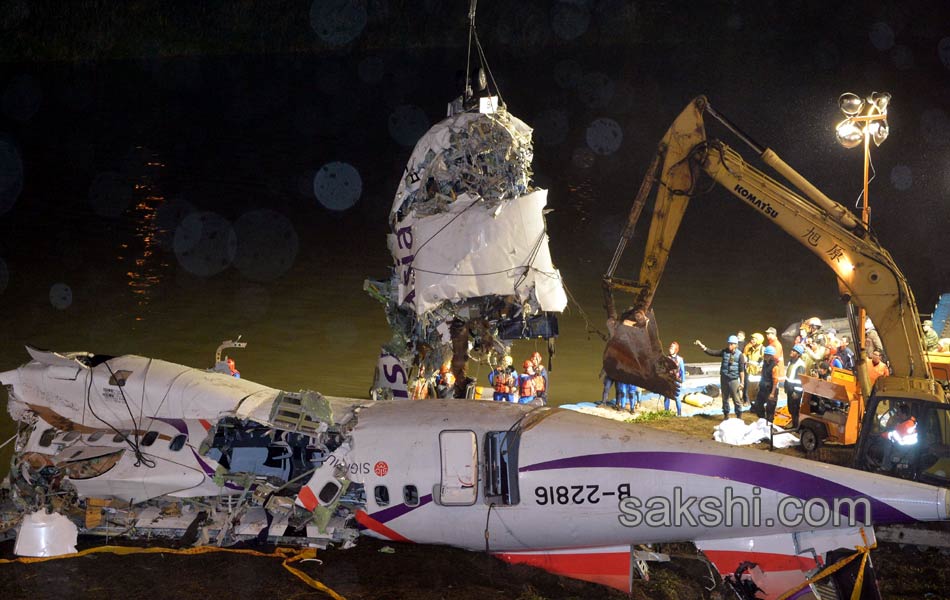 Taiwan TransAsia plane crashes into river3