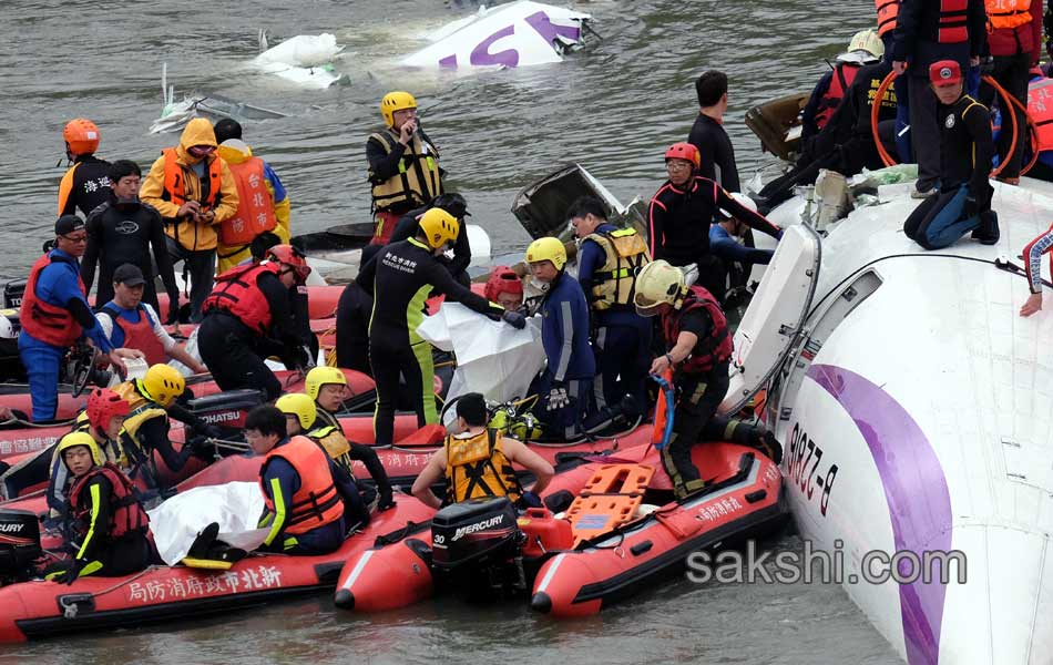 Taiwan TransAsia plane crashes into river5